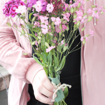 Blumen verpacken