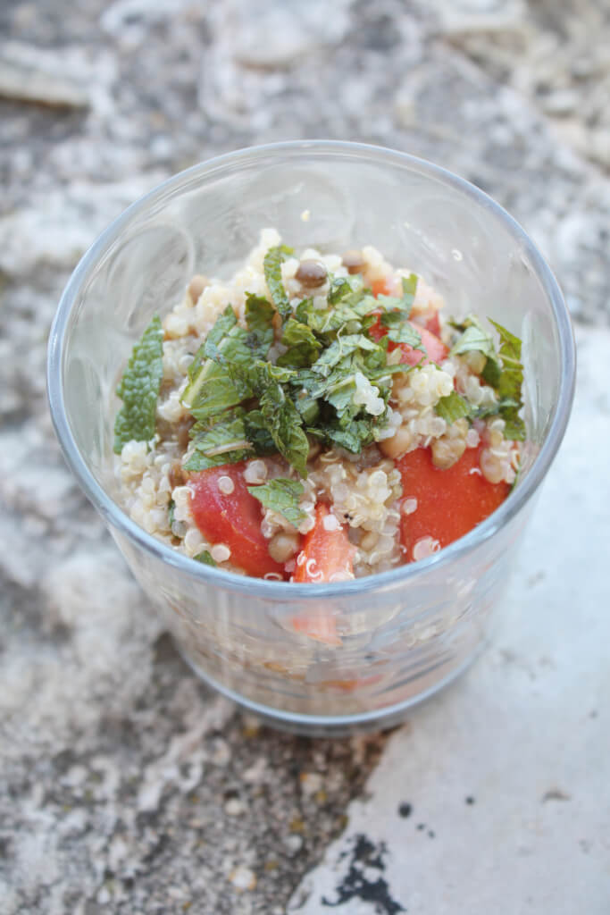 Easy Mittagessen: Quinoa-Salat mit Minze und frischem Zitronendressing ... Easy Mittagessen: Quinoa-Salat mit Minze und frischem Zitronendressing ...