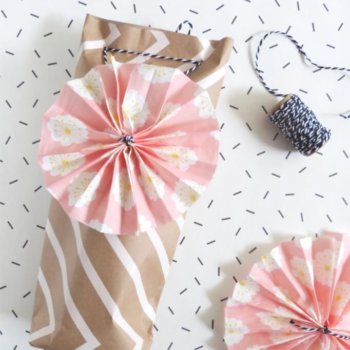 Flasche verpacken Papiertuete Rosette selbermachen