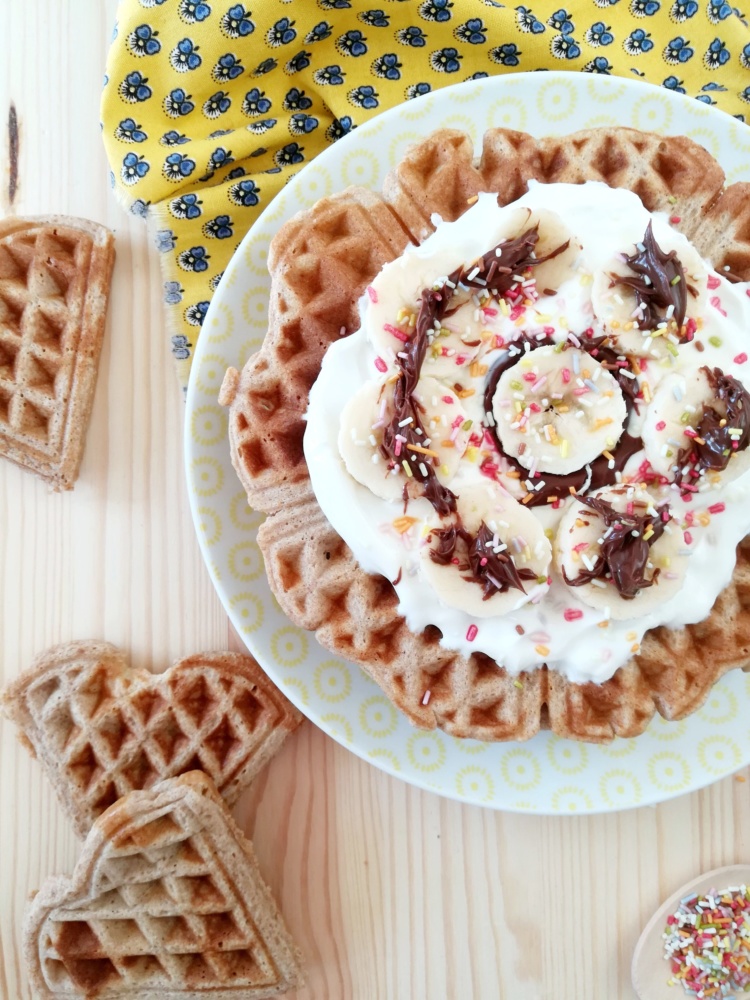 Waffeln ohne Butter mit Bananen-Nutella-Topping - Rosy &amp; Grey