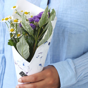 DIY Blog basteln selbermachen Papier marmorieren Blumenstrauss verpacken