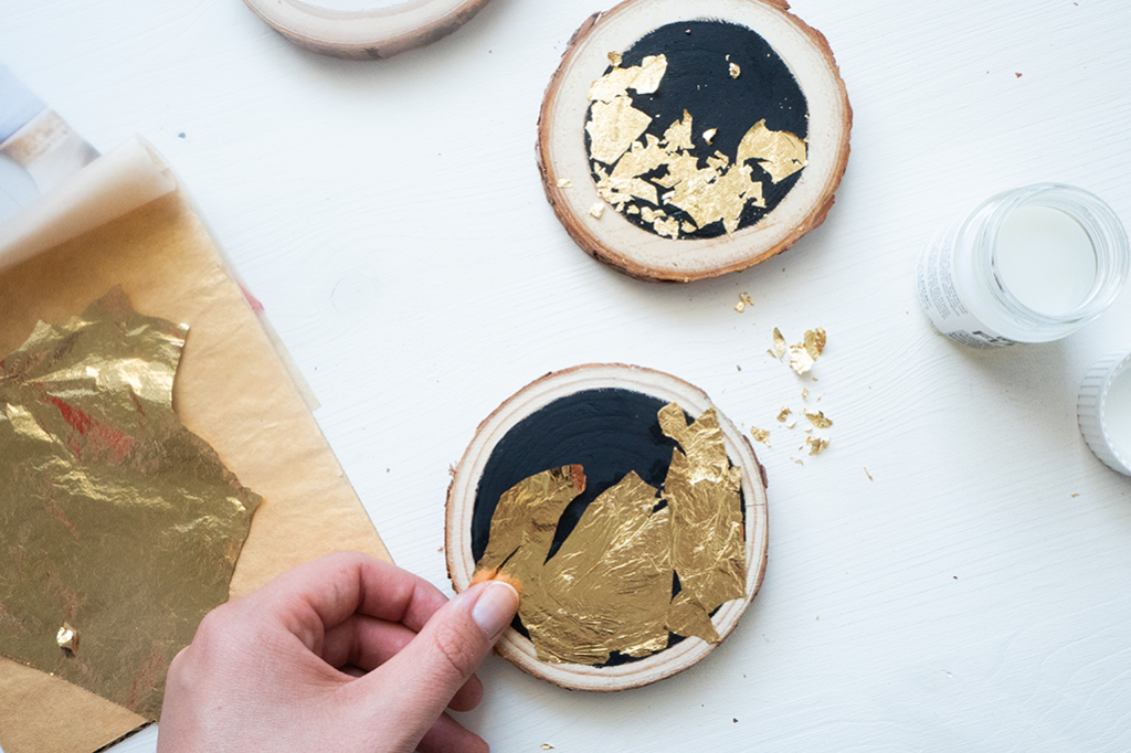 Untersetzer selbermachen aus Holzscheiben mit Blattgold DIY Blog